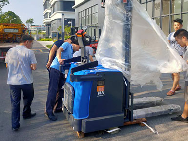 科力電動堆高車進(jìn)行裝卸、堆高、堆垛和短距離運(yùn)輸作業(yè)