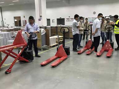 電動(dòng)高升程搬運(yùn)車交付使用，感謝廠家羅總親自跟客戶講解操作方法！